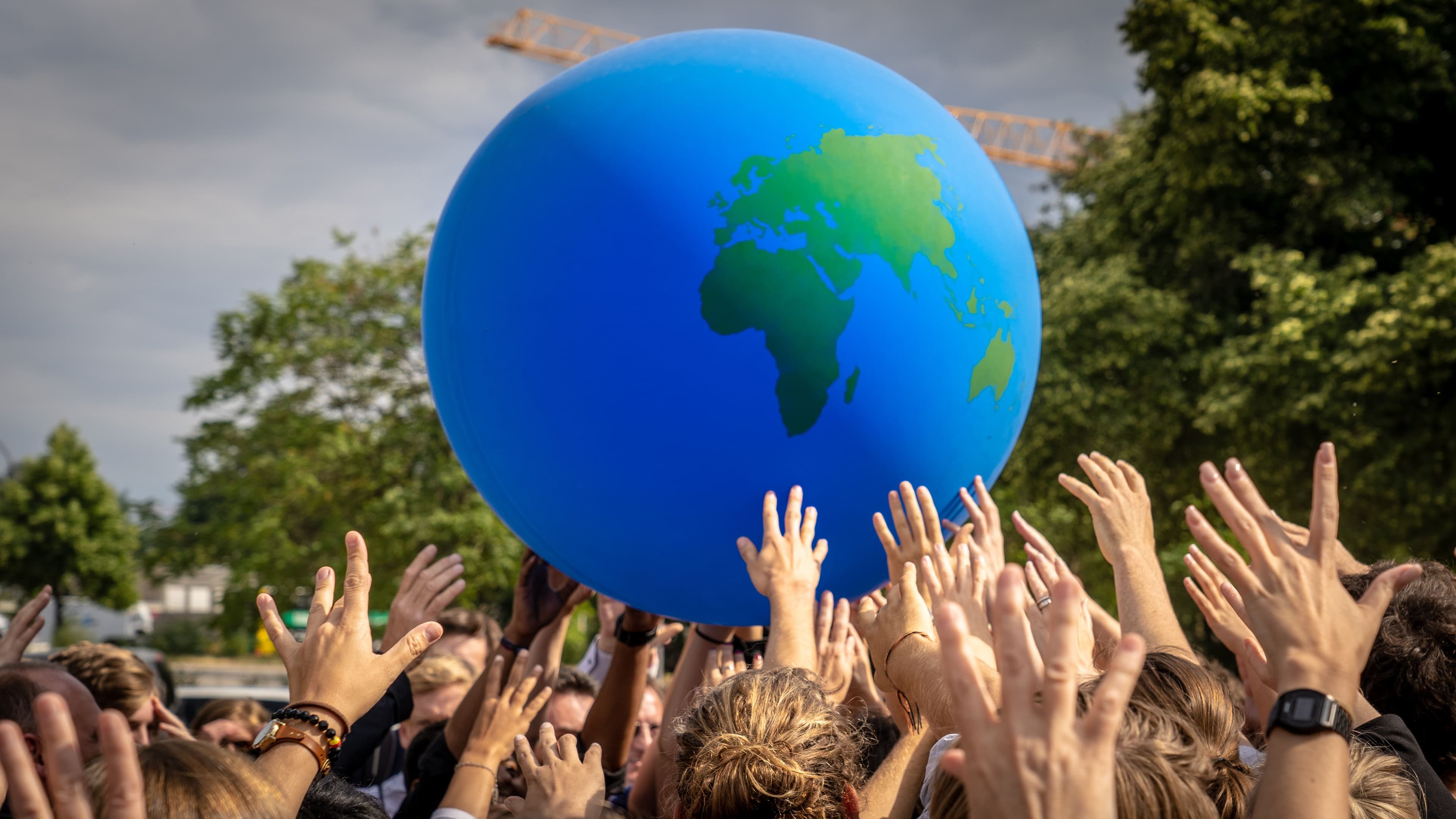 Mains qui portent le globe – charte d’engagement RSE TerraGo
