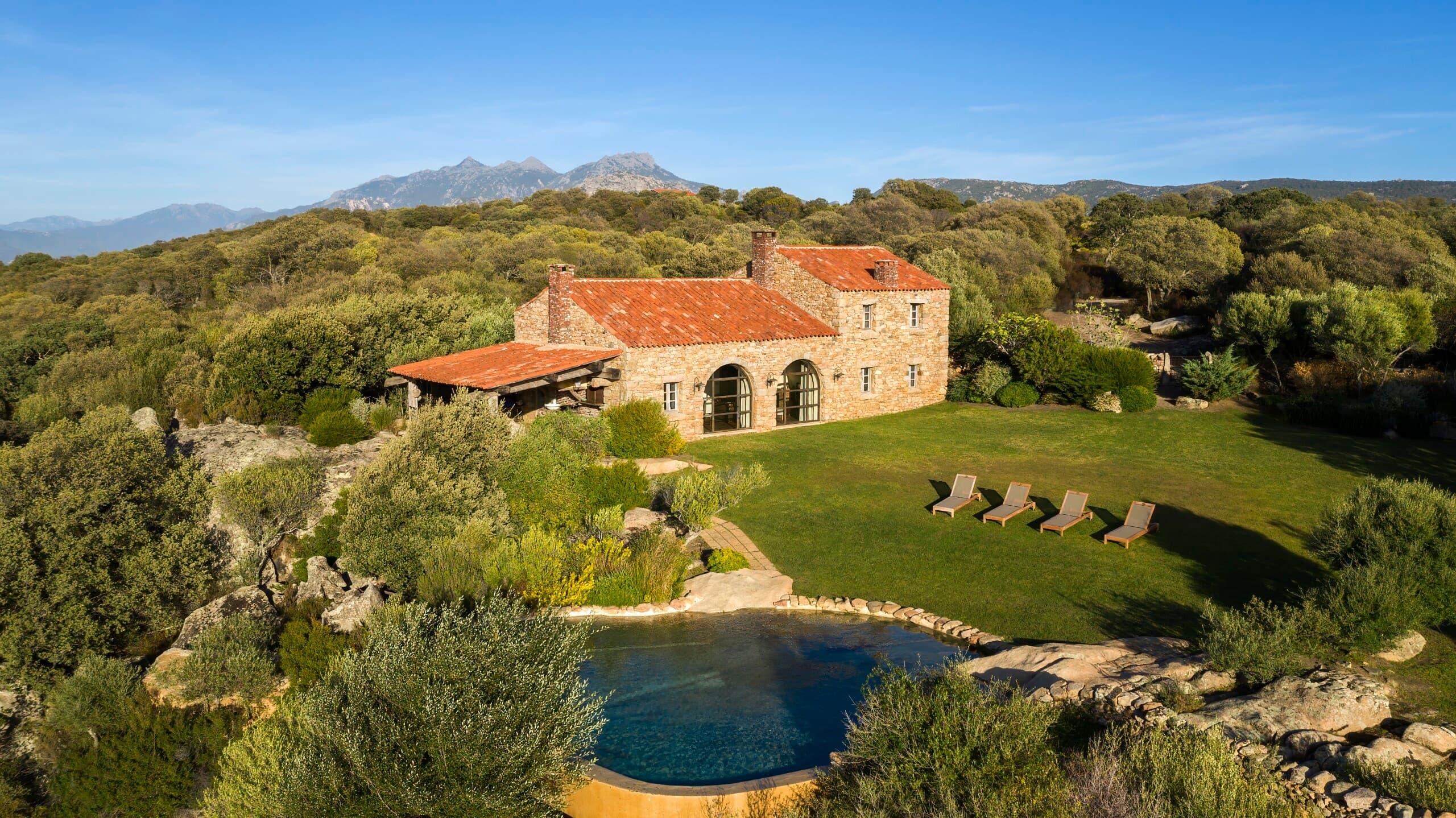 Villa en pierre avec piscine au milieu du maquis corse