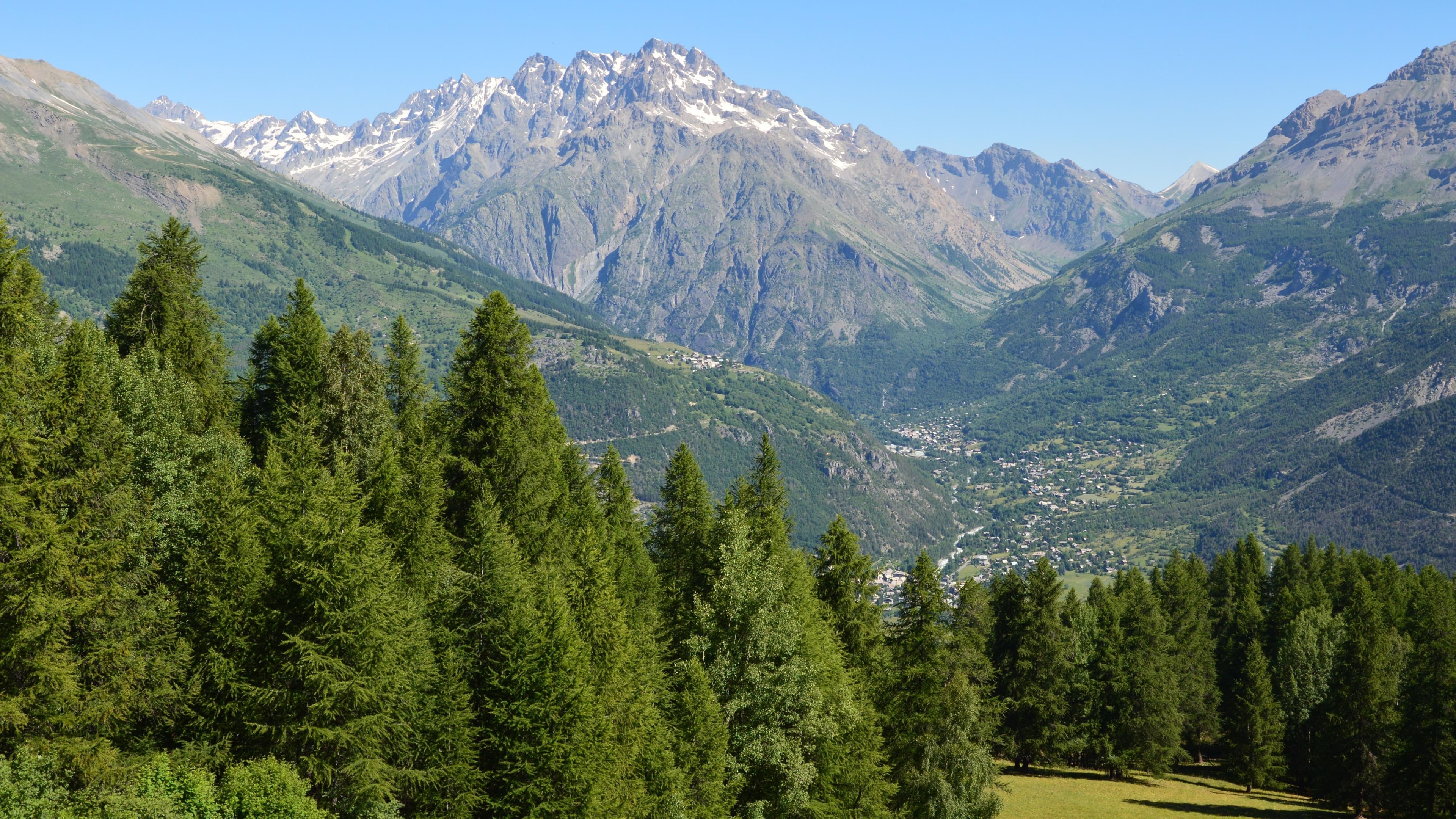 Vallée et sommets enneigés pour séminaire en montagne – TerraGo