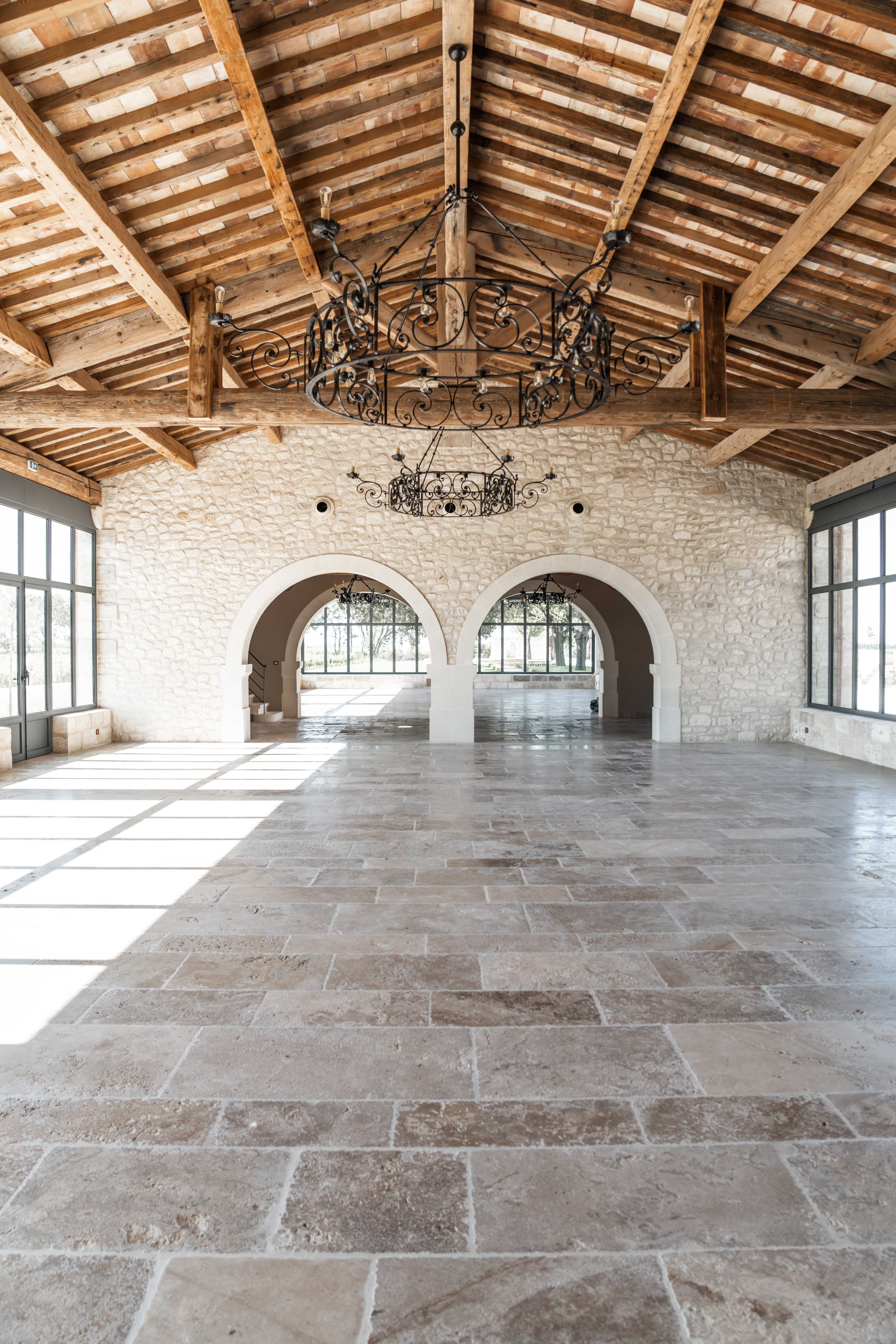 Grande salle en pierre d’un domaine d’exception