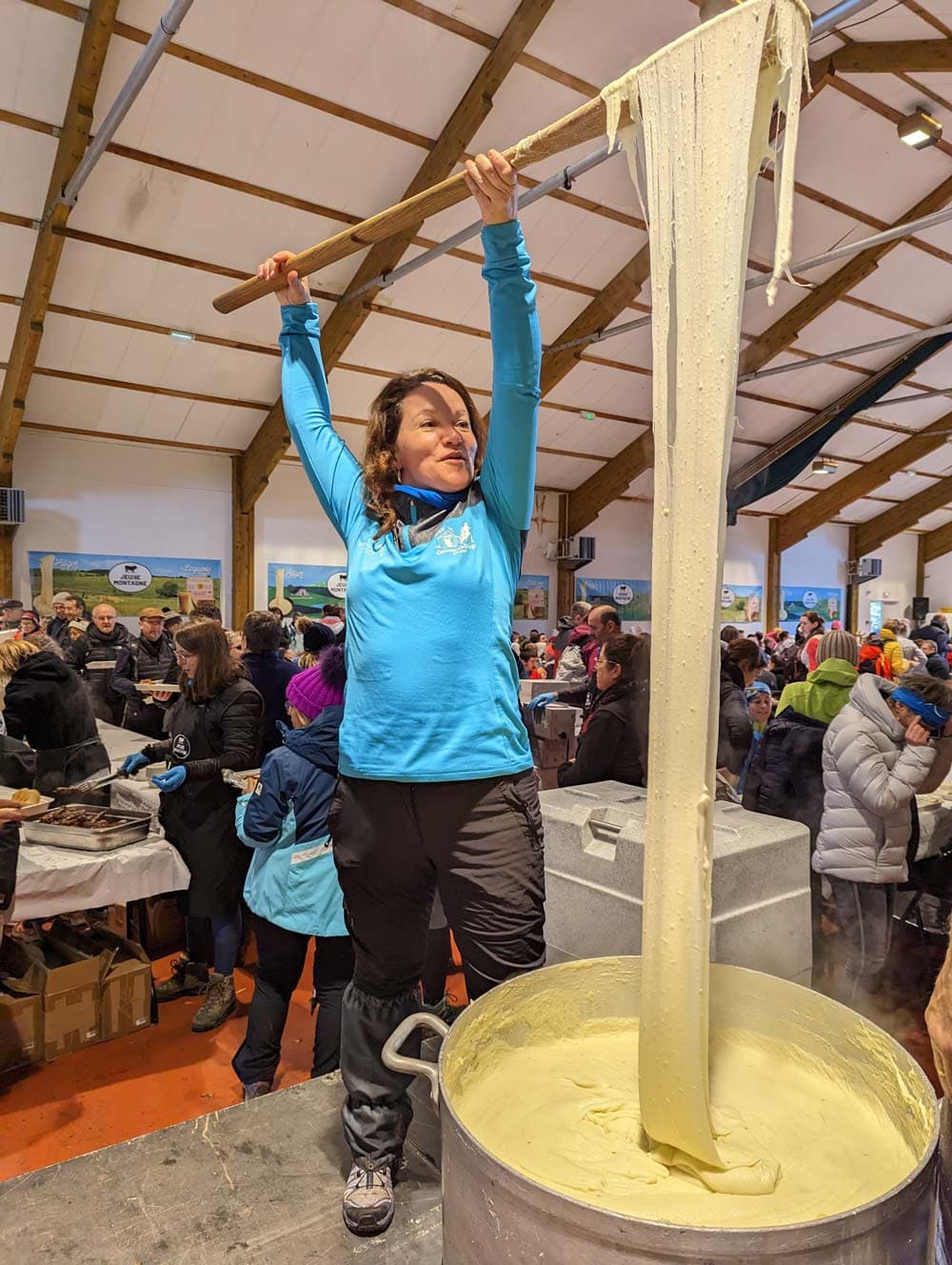 Préparation d’un aligot géant sur l’Aubrac en Occitanie
