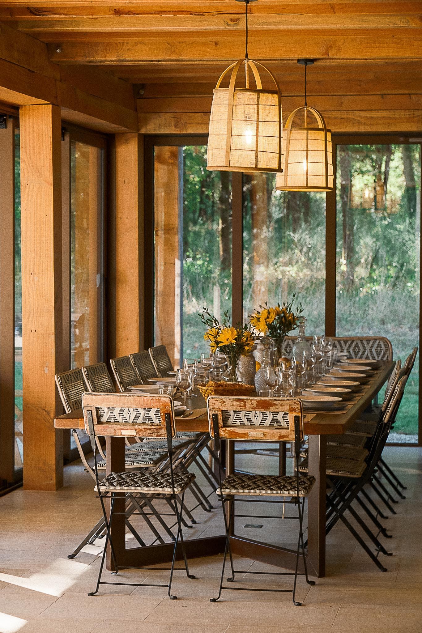 Table dressée face à la forêt chez un producteur